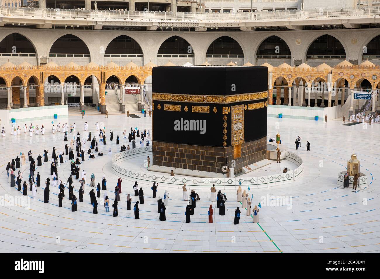 Pellegrini musulmani in al Haram Moschea Makkah esecuzione Tawaf , stagione Hajj al momento del Corona Covid 19 , Covid 19 misure precauzionali.Saudi Ar Foto Stock