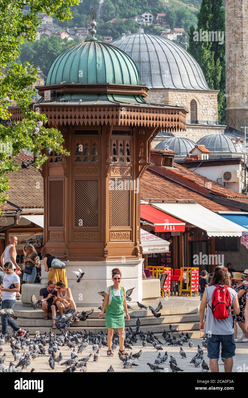 Piazza Bascarsija con fontana di legno Sebilj nel centro storico di Sarajevo in Bosnia Erzegovina Foto Stock