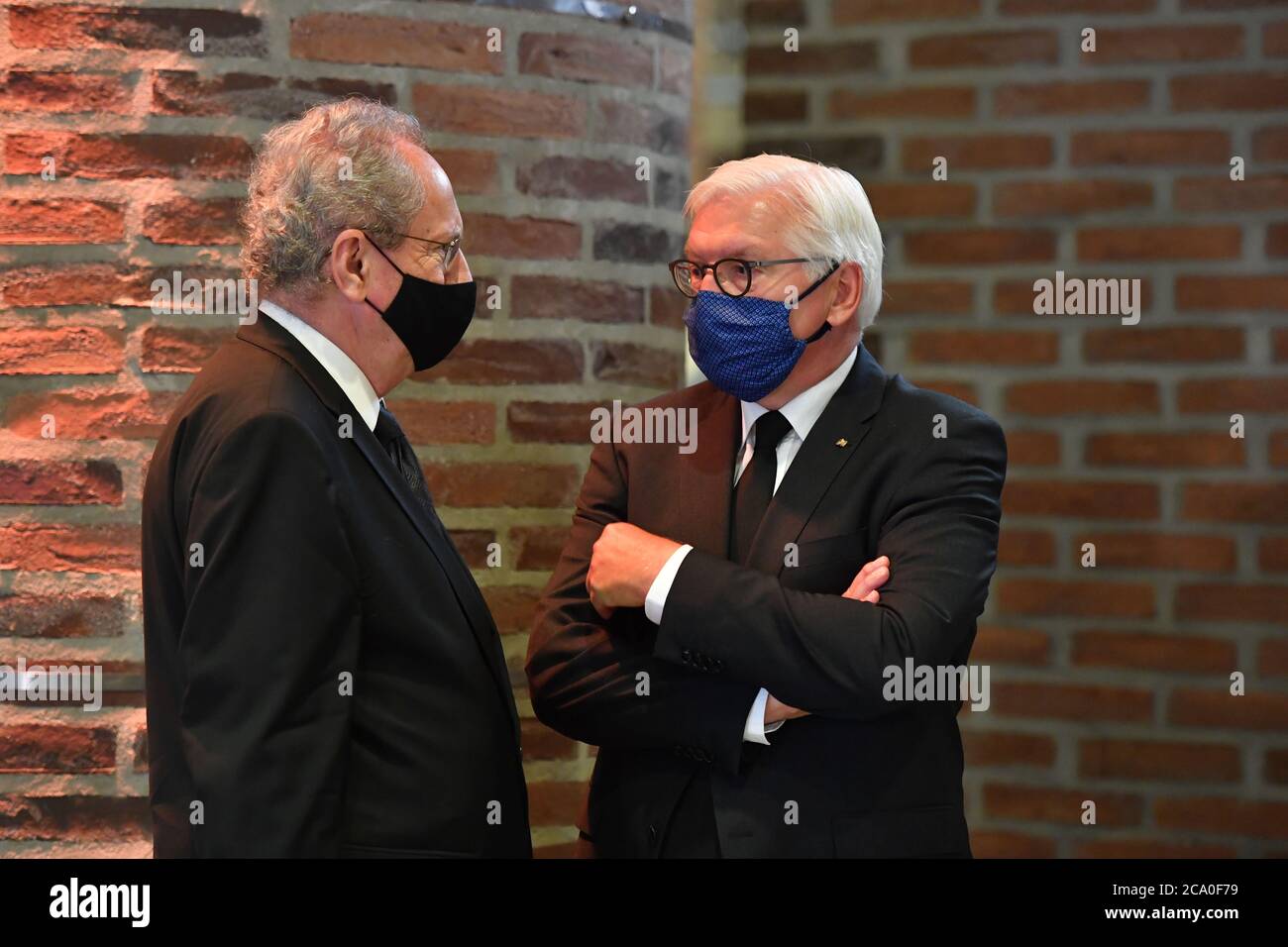 Il presidente federale Frank Walter STEINMEIER in conversazione con Christian UDE (ex sindaco della città di Muenchen. Protezione del bocca, maschera. Servizio funebre per il defunto Muenchner Alt-OB e cittadino onorario Dr. Hans-Jochen Vogel (SPD) su 03.08.2020 nella Philharmonie im Gasteig a Muenchen, | utilizzo in tutto il mondo Foto Stock