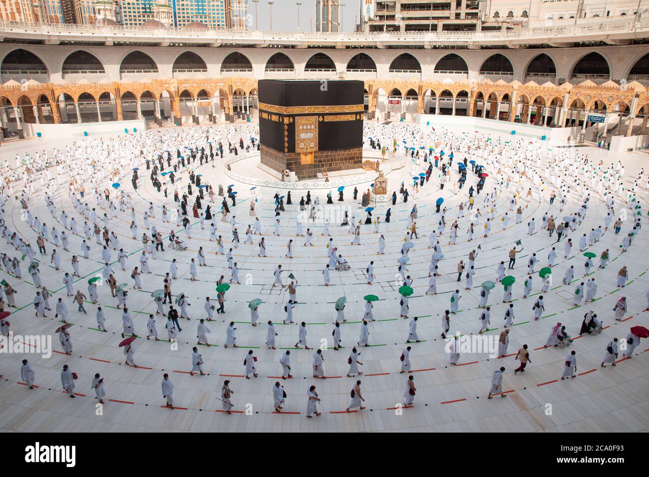 Pellegrini musulmani in al Haram Moschea Makkah esecuzione Tawaf , stagione Hajj al momento del Corona Covid 19 , Covid 19 misure precauzionali.Saudi Ar Foto Stock