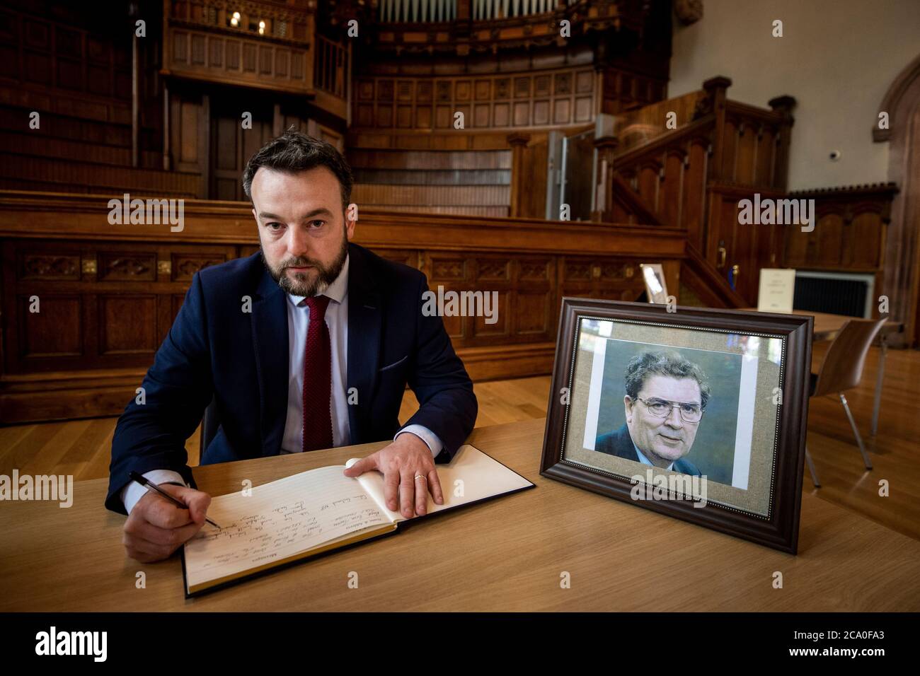 Leader della SDLP Colum Eastwood, firma il libro di condoglianze a Guildhall a Derry City al suo ex leader John Hume. L'ex leader SDLP, che è stato uno dei principali artefici della pace nell'Irlanda del Nord, è morto all'età di 83 anni. Foto Stock