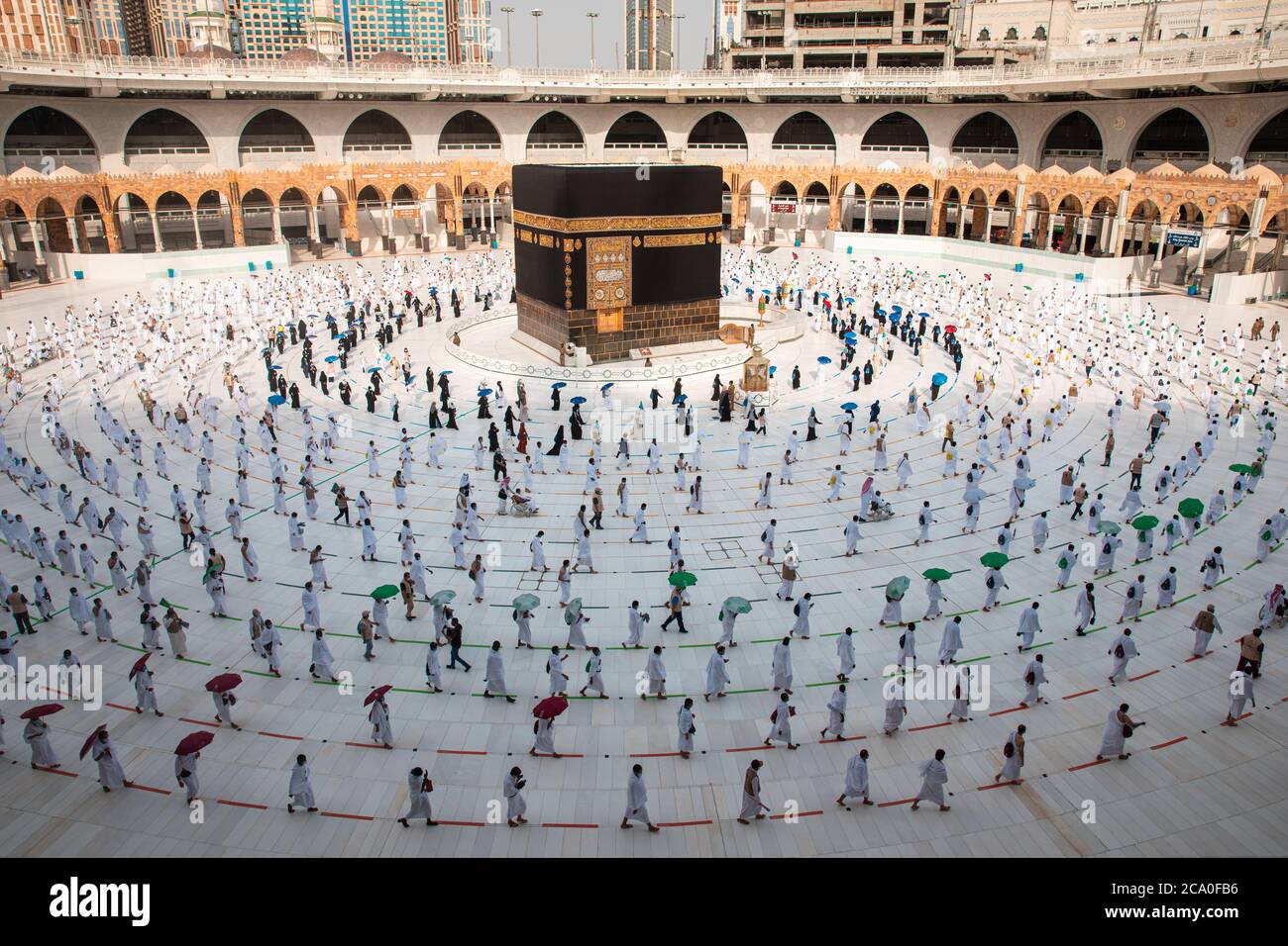 Pellegrini musulmani in al Haram Moschea Makkah esecuzione Tawaf , stagione Hajj al momento del Corona Covid 19 , Covid 19 misure precauzionali.Saudi Ar Foto Stock