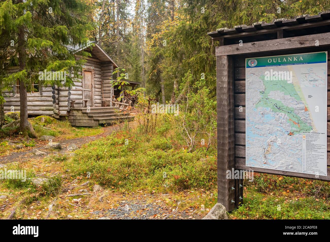 Mappa topografica e tradizionale capanna in legno nel parco nazionale di Oulanka, Finlandia Foto Stock