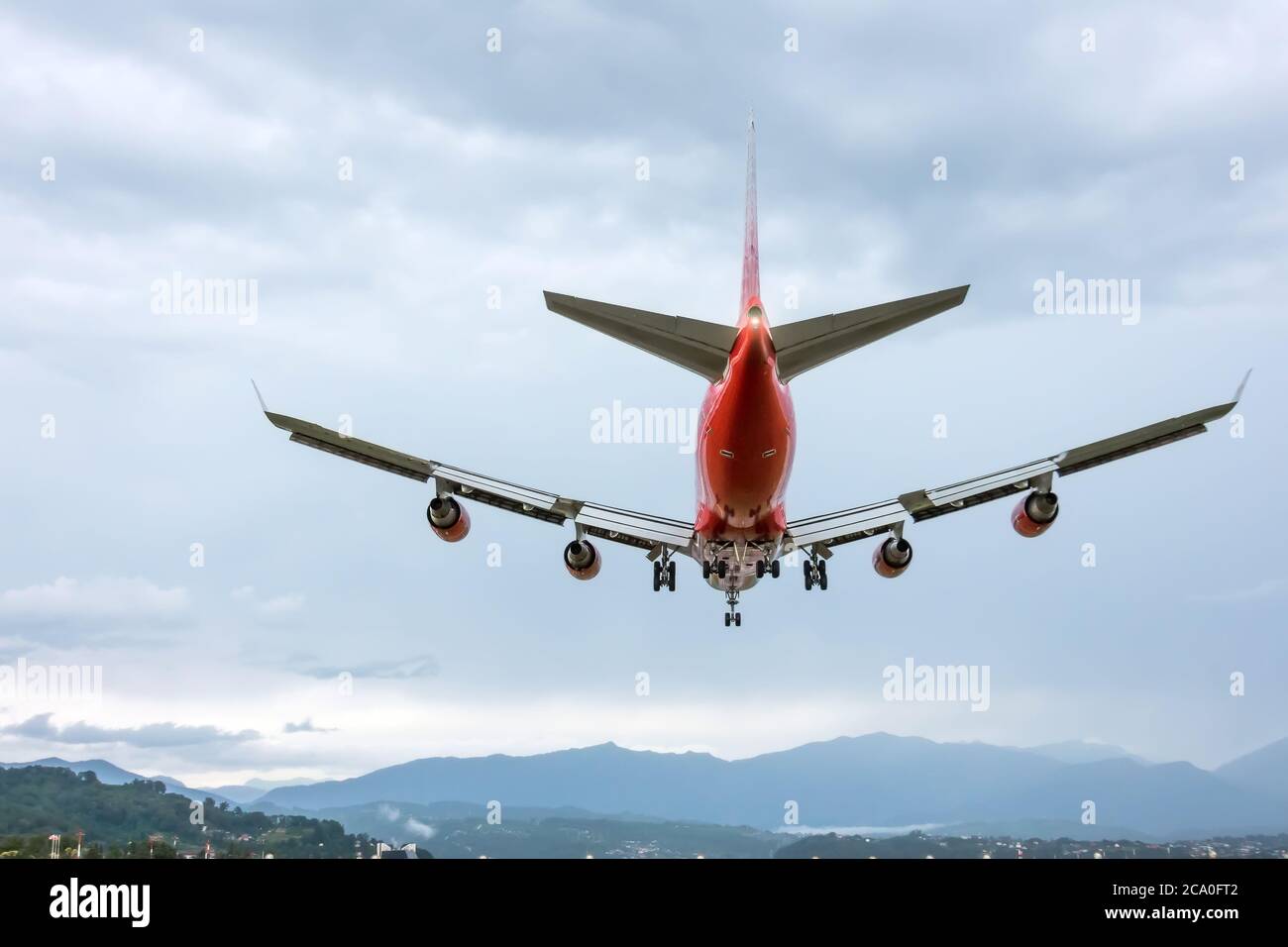 Atterraggio di un grande aereo all'aeroporto di montagna, vista posteriore dell'estremità della pista Foto Stock