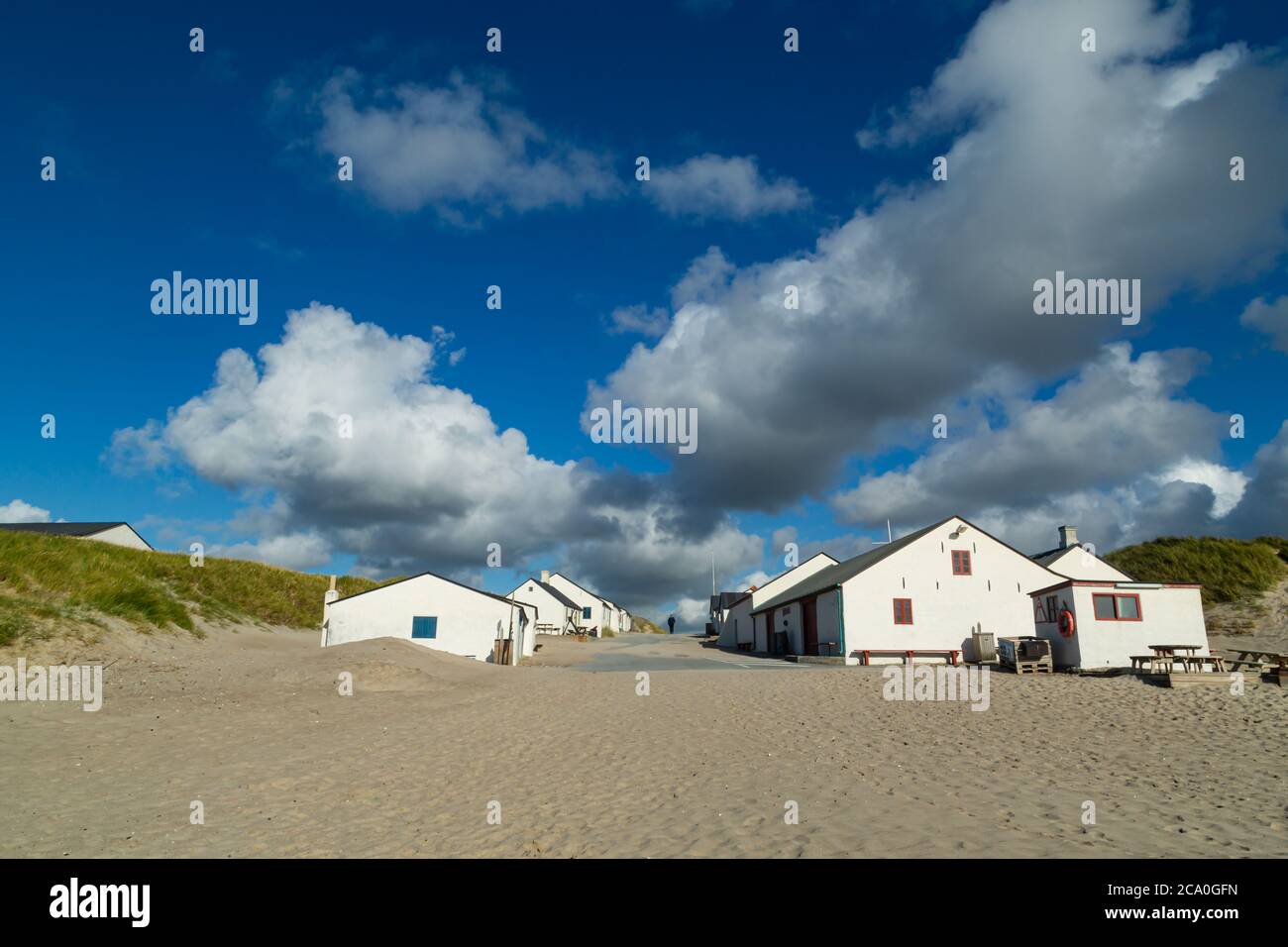 Strand, breiter Strand, Wolken, Sonne, ländlich, Sommer, weiß, weiße Häuser, Küstenfischerei, Flugsand, Landungsplatz, Gerätehäuser, Denkmalschutz, Foto Stock