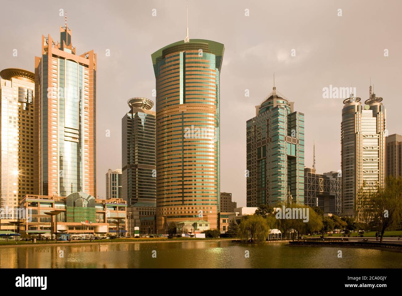 Skyline di moderni edifici di uffici nel quartiere finanziario di Lujiazui dal centro di Greenfield, Pudong, Shanghai, Cina, Asia Foto Stock