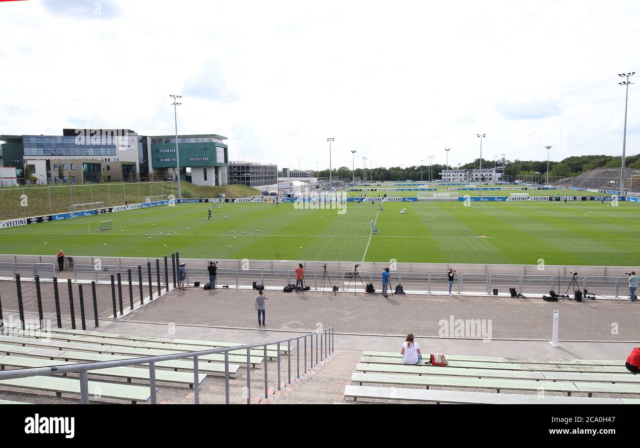 Gelsenkirchen, Germania. 03rd ago, 2020. Calcio, 03.08.2020 1. Bundesliga, 1. BL stagione 2020/2021 S04 FC Schalke 04 formazione nel vecchio stadio del parco, panoramica, panoramica, stadio, campo, panoramica dello stadio, | utilizzo nel mondo Credit: dpa/Alamy Live News Foto Stock