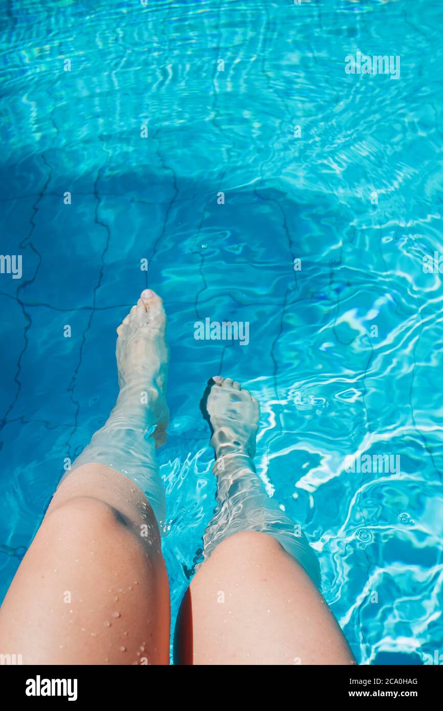 Donna gambe slim in piscina il giorno d'estate Foto Stock