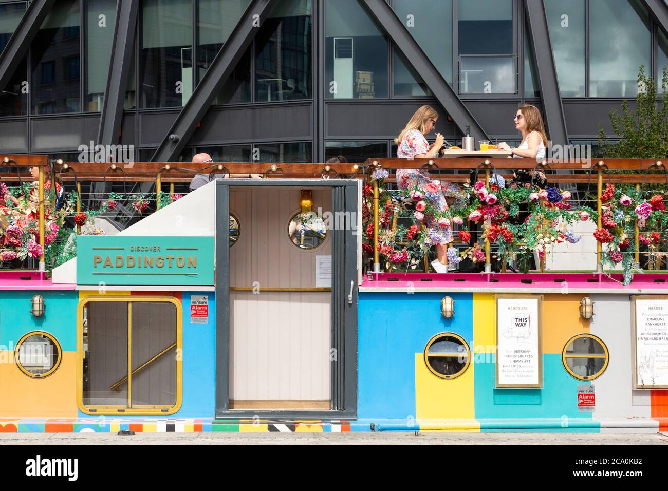 Le persone cenano all'esterno su una barca sul canale dopo aver allentato le restrizioni di blocco, Little Venice, Paddington, Londra, 1 agosto 2020 Foto Stock