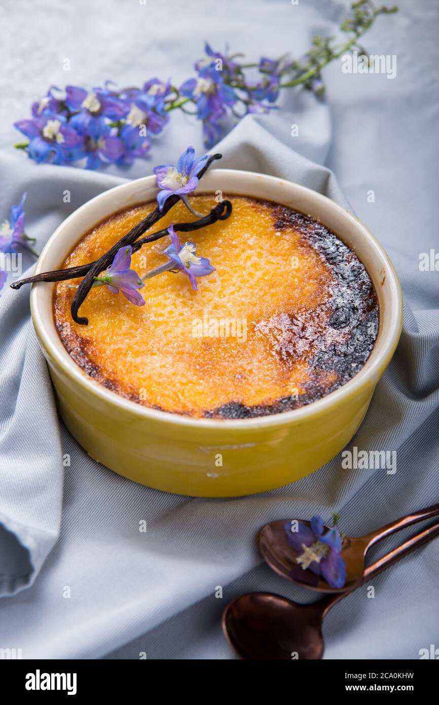 Creme brulee - tradizionale dessert francese alla crema di vaniglia con zucchero  caramellato sulla parte superiore. Leite creme Foto stock - Alamy