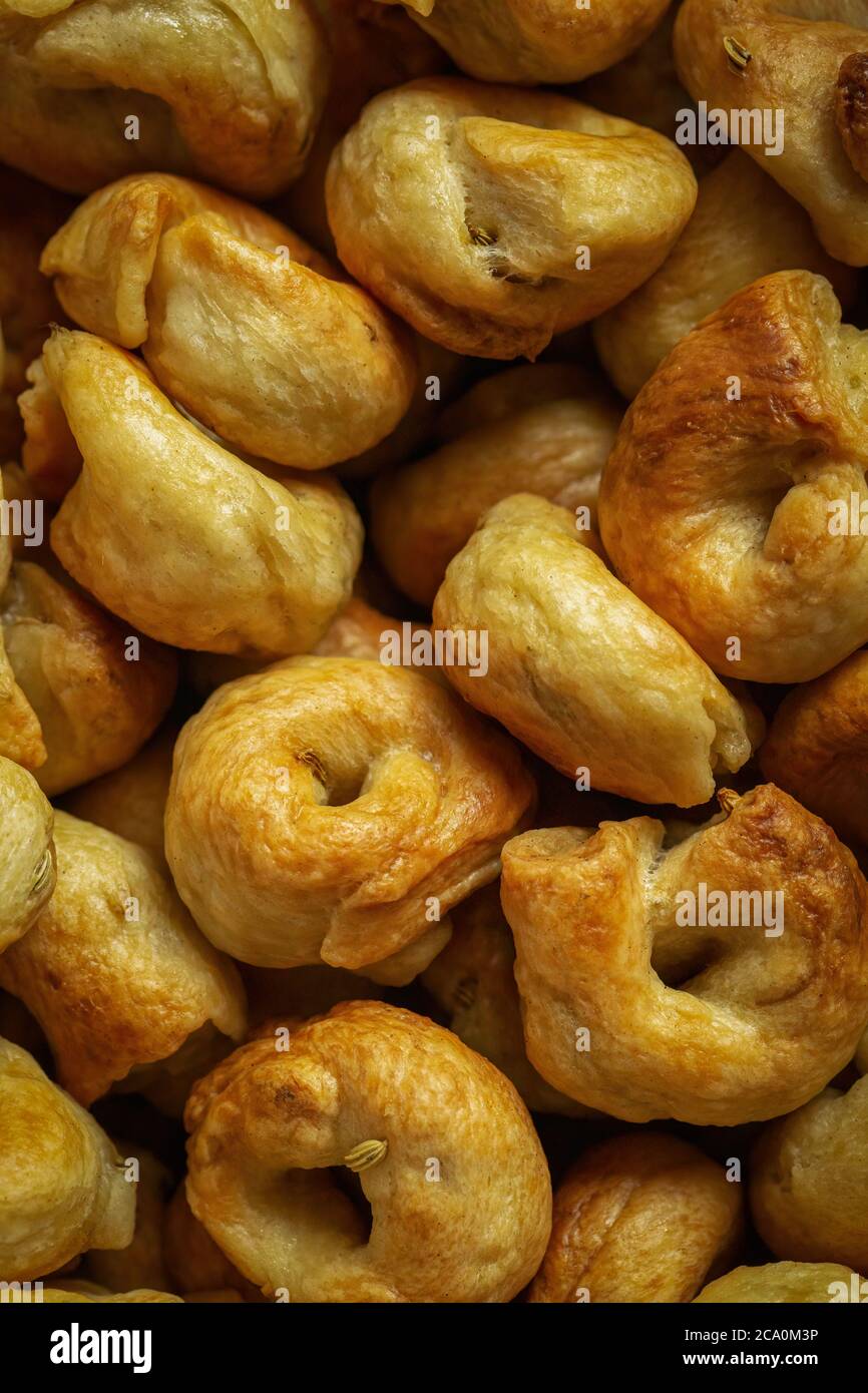 Taralli Pugliesi, tipico spuntino dell'Italia meridionale, con semi di finocchio aromatizzati. Foto Stock