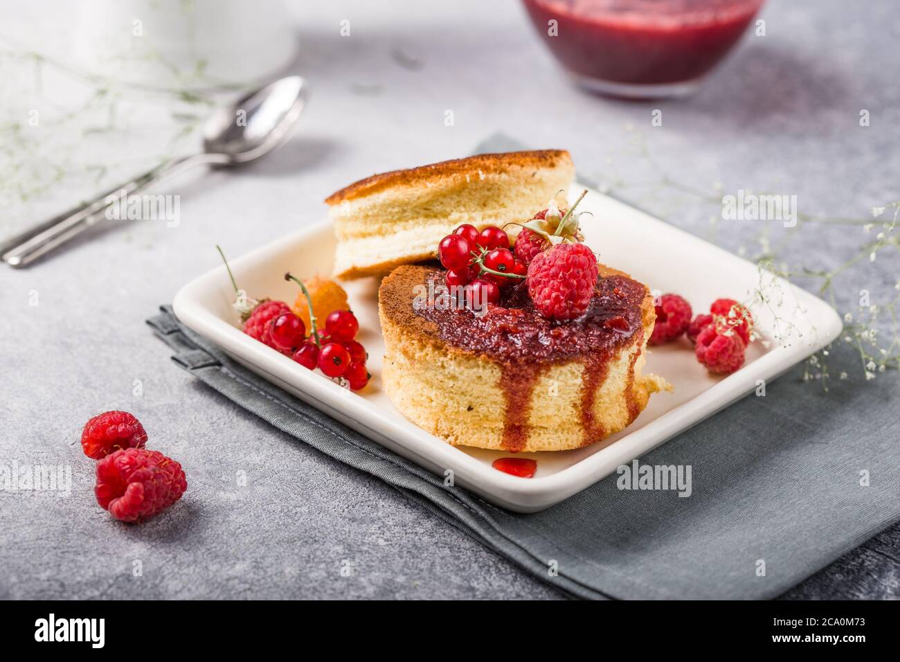 Primo piano su soffici Soufflé ricetta di pancake giapponese con frutti di bosco. Cucina asiatica alla moda per colazione. Foto Stock