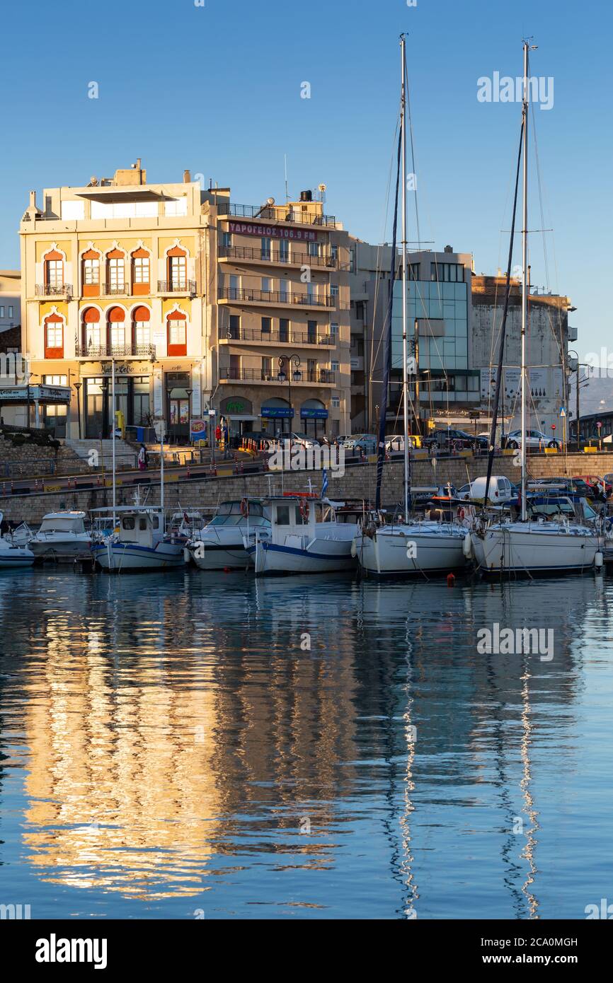 Heraklion, Grecia - 11 gennaio 2020: Marina nel vecchio porto di Heraklion a Creta, Grecia. Foto Stock