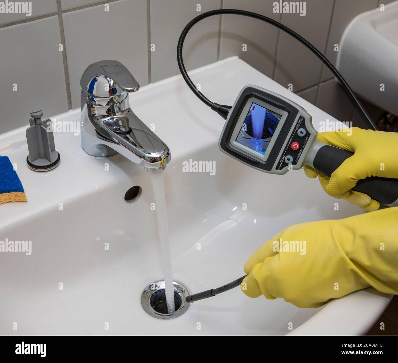 Controllo dello scarico dell'acqua con endoscopio a casa Foto Stock