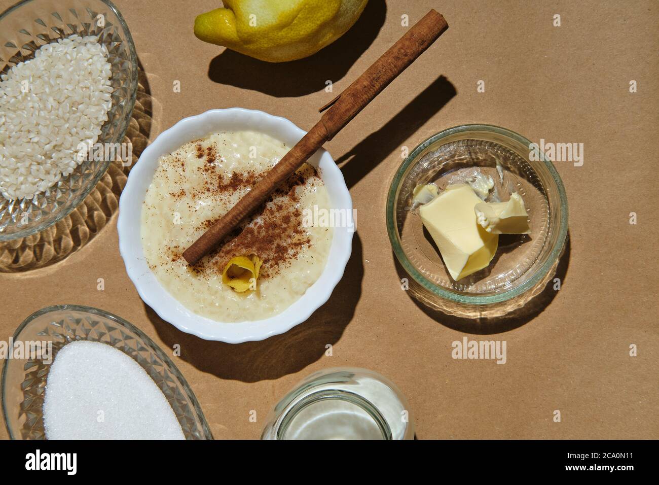 budino di riso con i suoi ingredienti su fondo marrone Foto Stock