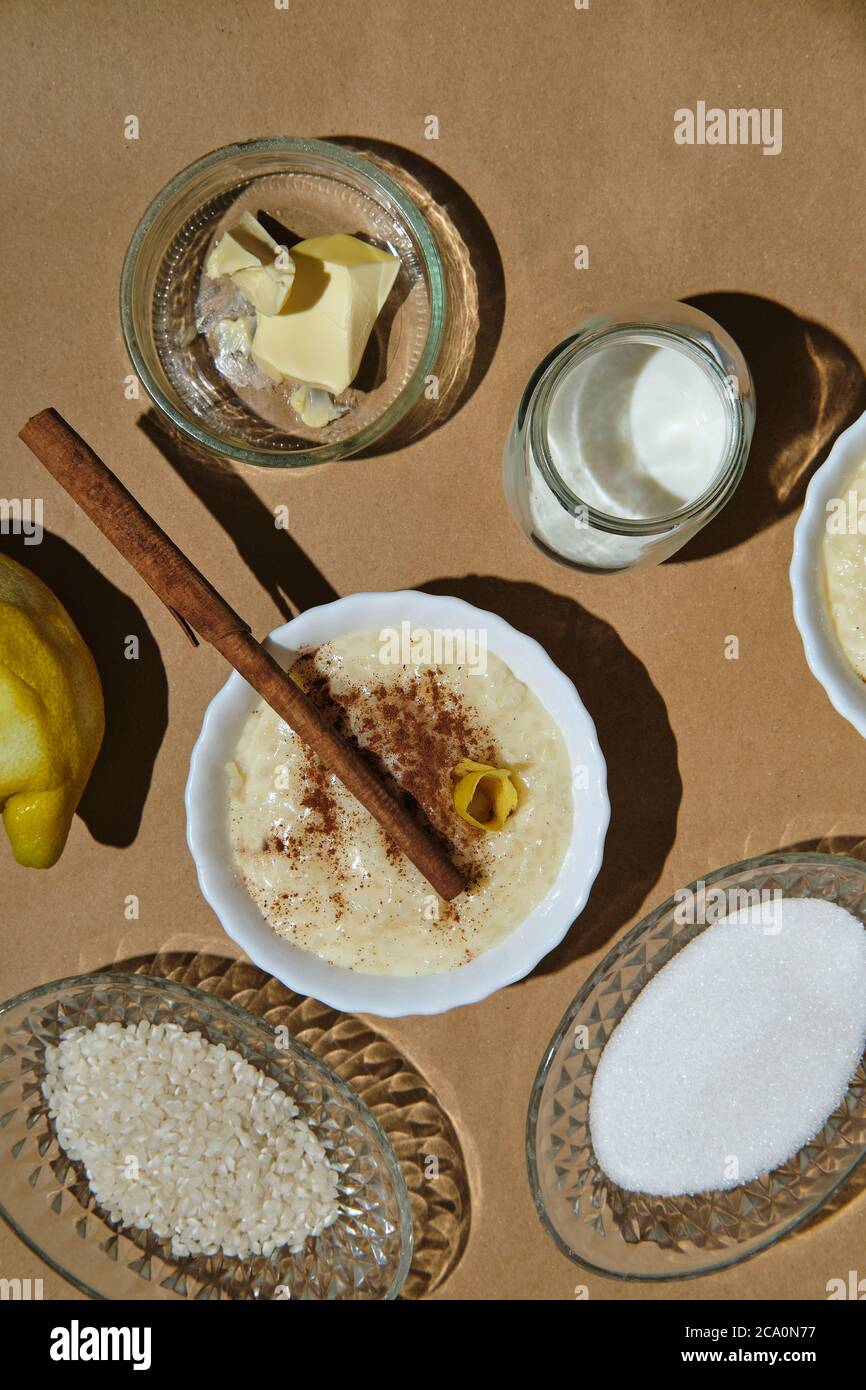 budino di riso con i suoi ingredienti su fondo marrone Foto Stock