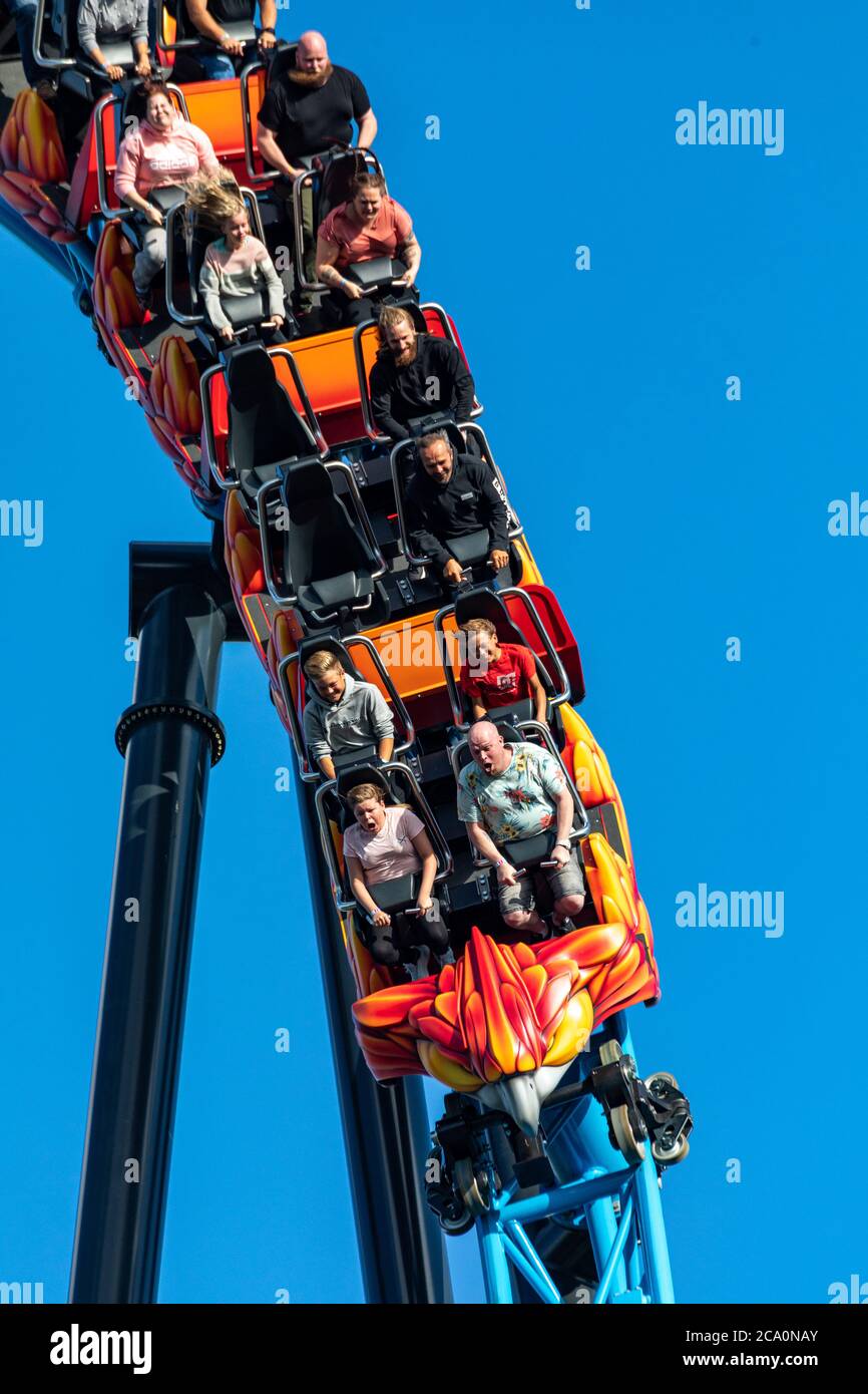 Montagne russe Taiga in azione al parco divertimenti Linnanmäki di Helsinki, Finlandia Foto Stock