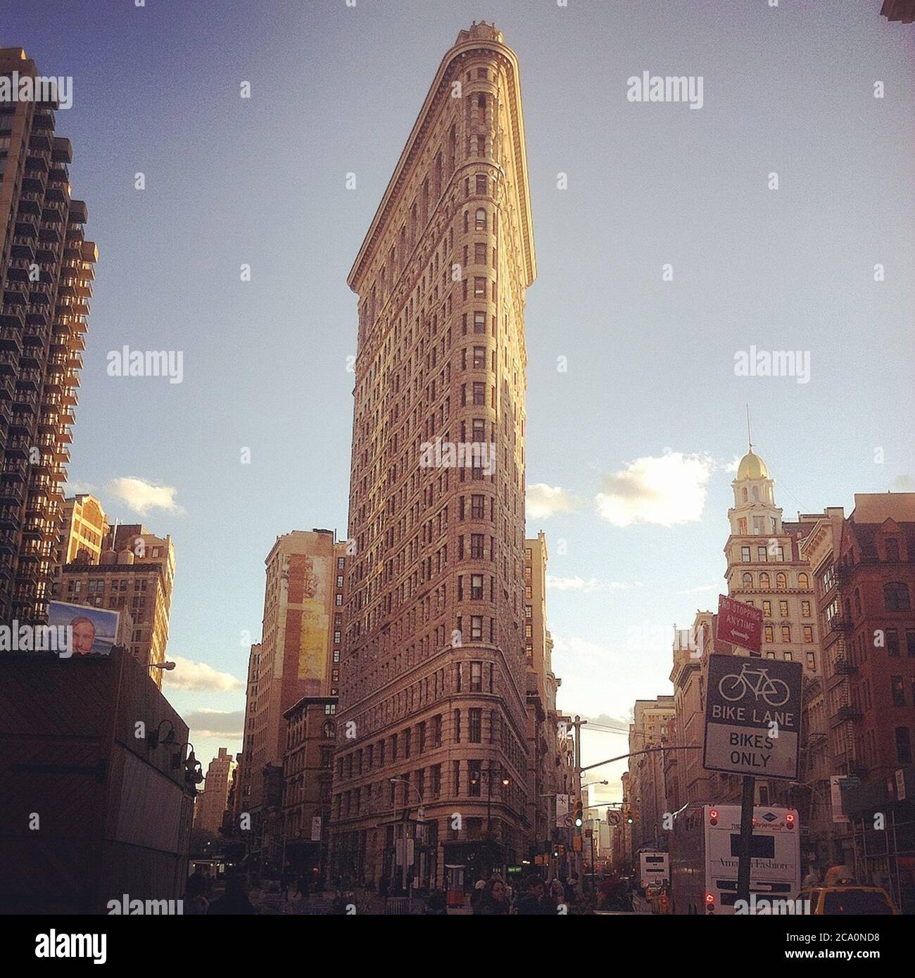 Vista ad angolo basso della strada e dell'edificio Flatiron Foto Stock