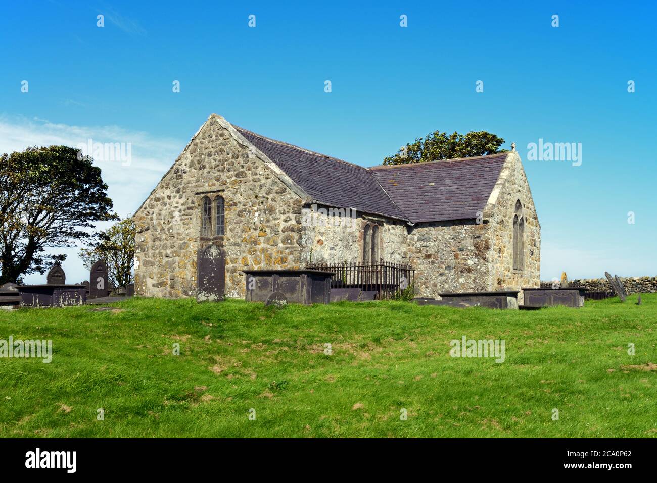 La Chiesa di San Baglan, Llanfaglan, Galles del Nord, è l'ultimo luogo di riposo di Lord Snowdon. Questa chiesa medievale risale al 13 ° secolo. Foto Stock