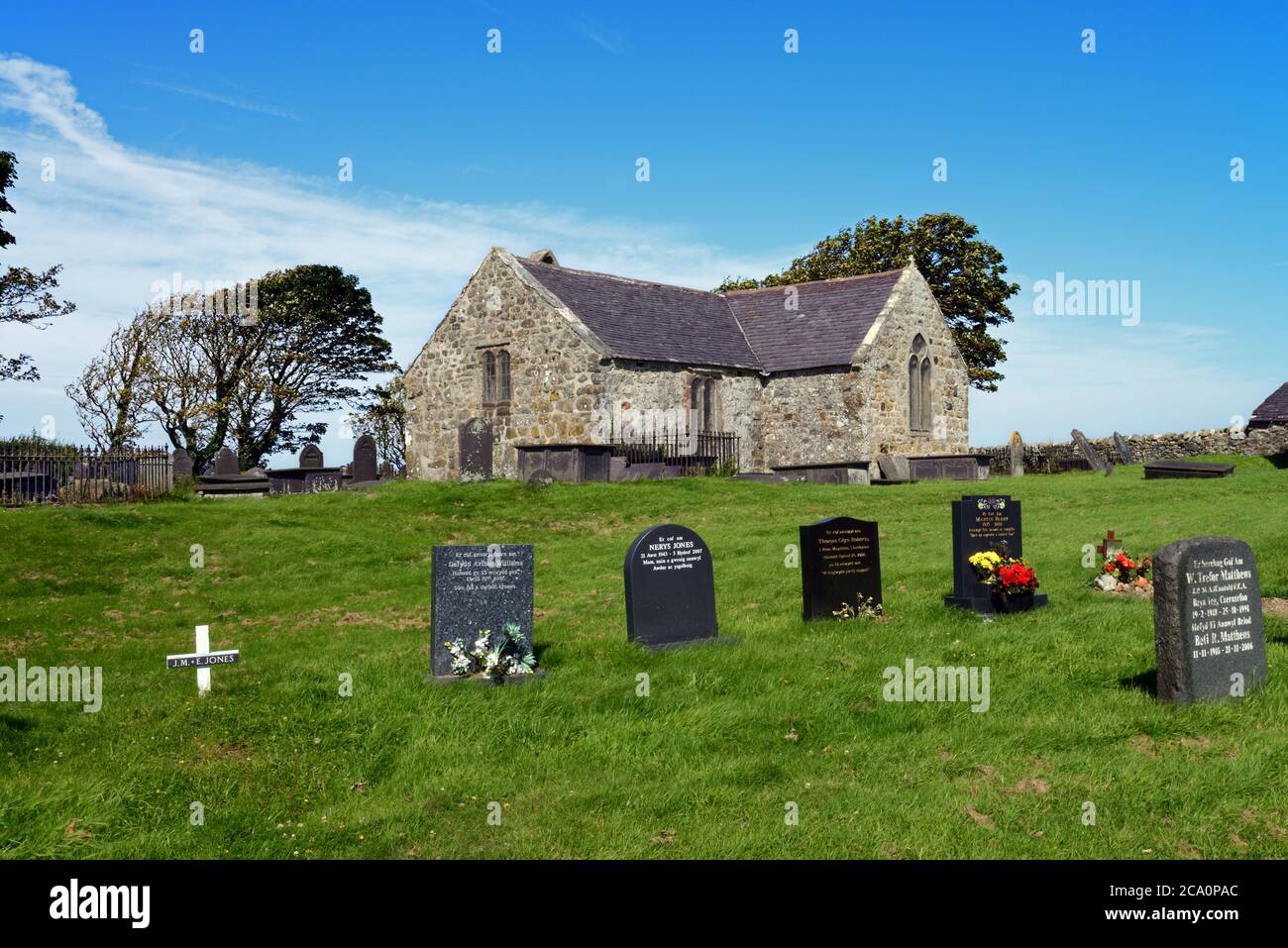 La Chiesa di San Baglan, Llanfaglan, Galles del Nord, è l'ultimo luogo di riposo di Lord Snowdon. Questa chiesa medievale risale al 13 ° secolo. Foto Stock