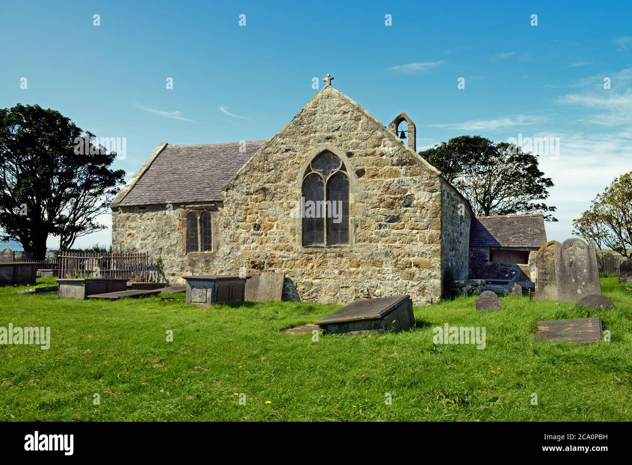 La Chiesa di San Baglan, Llanfaglan, Galles del Nord, è l'ultimo luogo di riposo di Lord Snowdon. Questa chiesa medievale risale al 13 ° secolo. Foto Stock