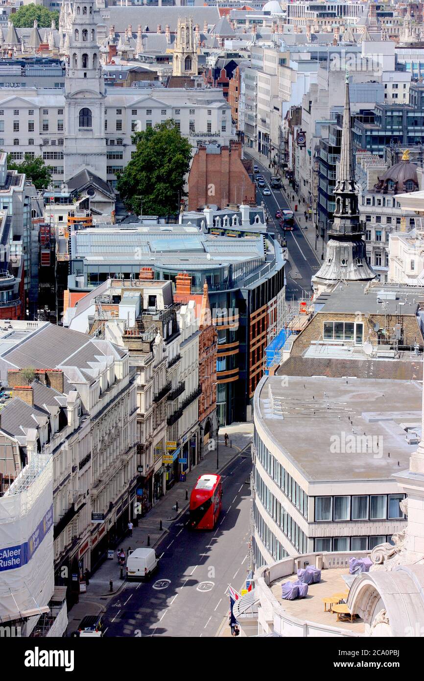 Dalla Galleria di pietre della Cattedrale di San Paolo che guarda verso il basso Sulla collina di Ludgate nella città di Londra Foto Stock