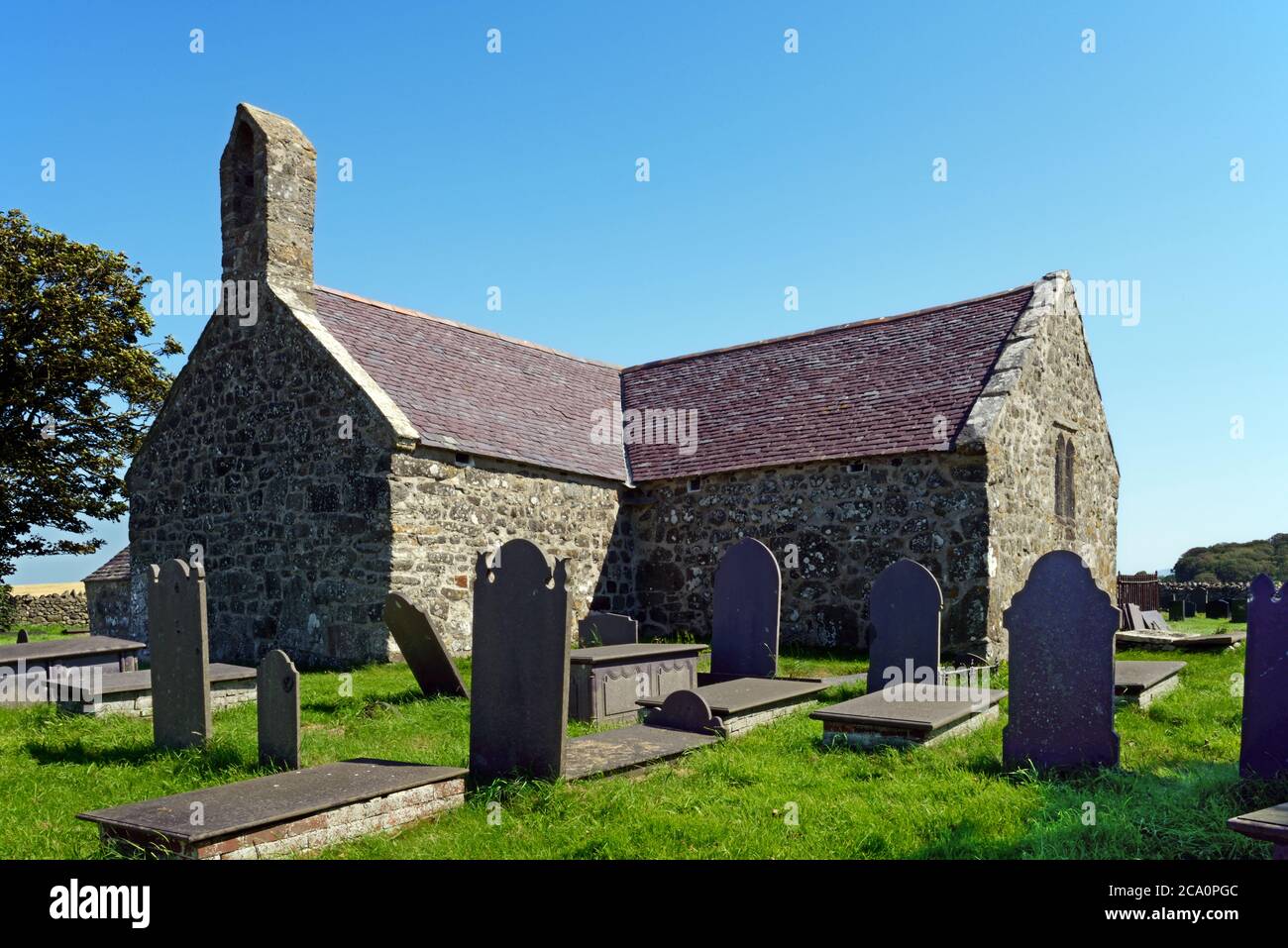 Questa chiesa fantasiosa e fantasy si basa sulla Chiesa di San Baglan, Llanfaglan, Galles del Nord è medievale risalente al 13 ° secolo. Foto Stock