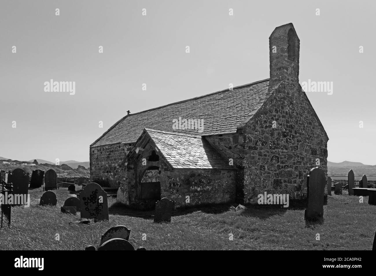 La Chiesa di San Baglan, Llanfaglan, Galles del Nord, è l'ultimo luogo di riposo di Lord Snowdon. Questa chiesa medievale risale al 13 ° secolo. Foto Stock