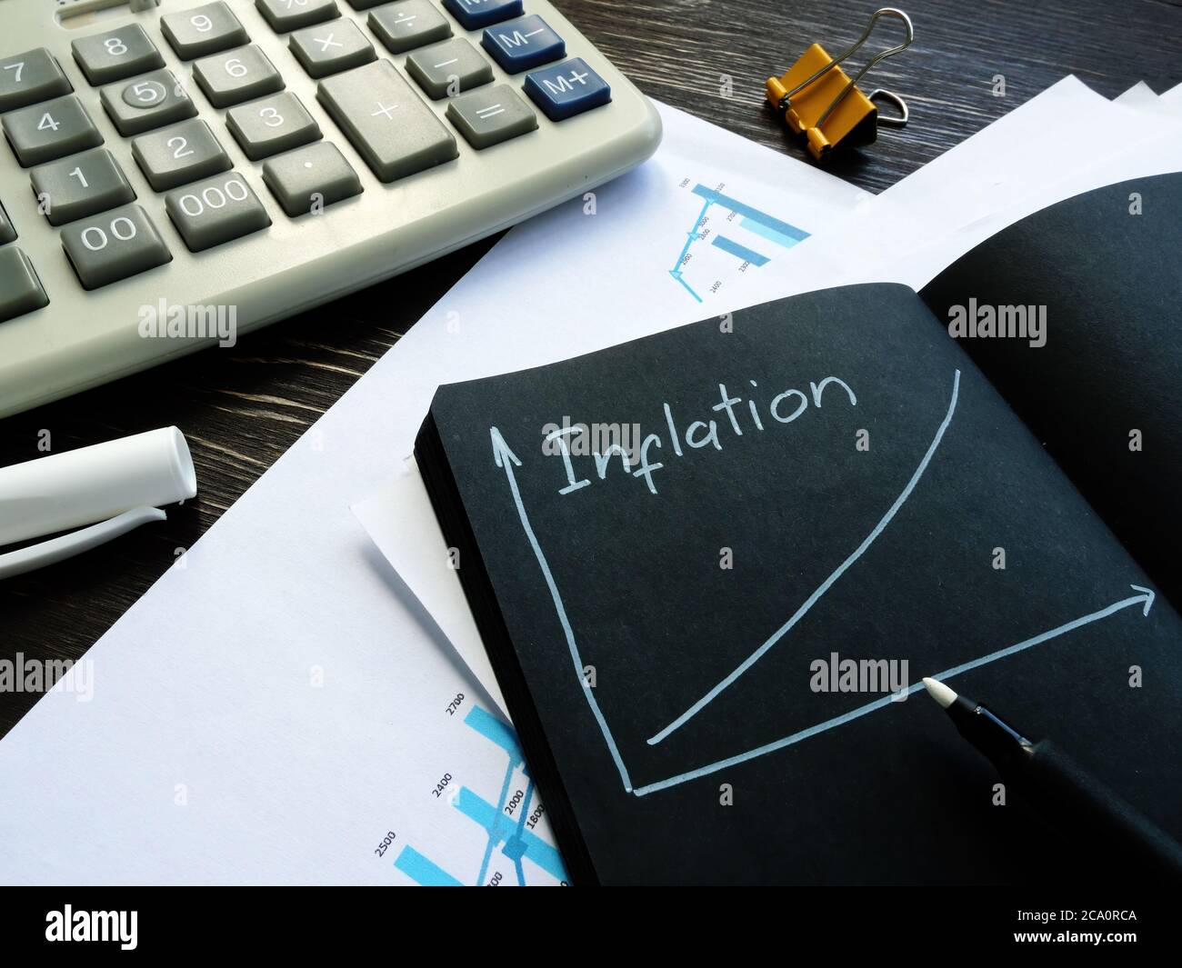 Concetto di inflazione. Scritta bianca in un notebook nero. Foto Stock