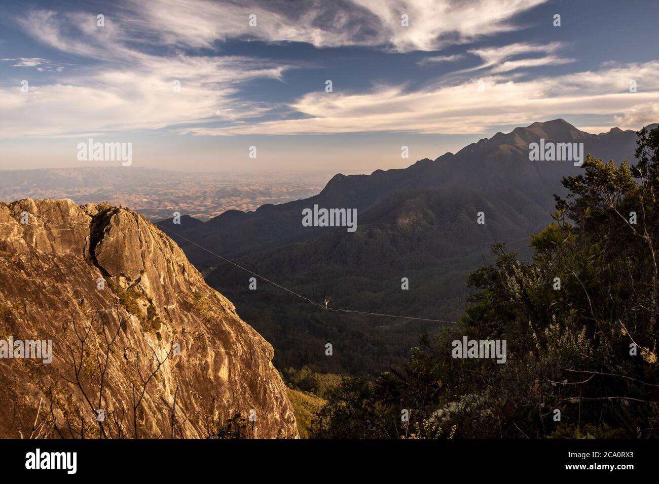 Bella vista per l'avventura highliner con grandi montagne sul retro, vicino Itatiaia, Serra da Mantiqueira, Rio de Janeiro, Brasile Foto Stock