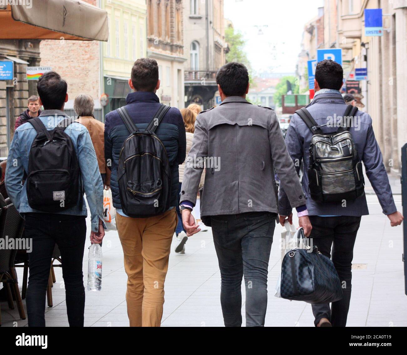 Persone che camminano mostrando la schiena immagini e fotografie stock ad  alta risoluzione - Alamy