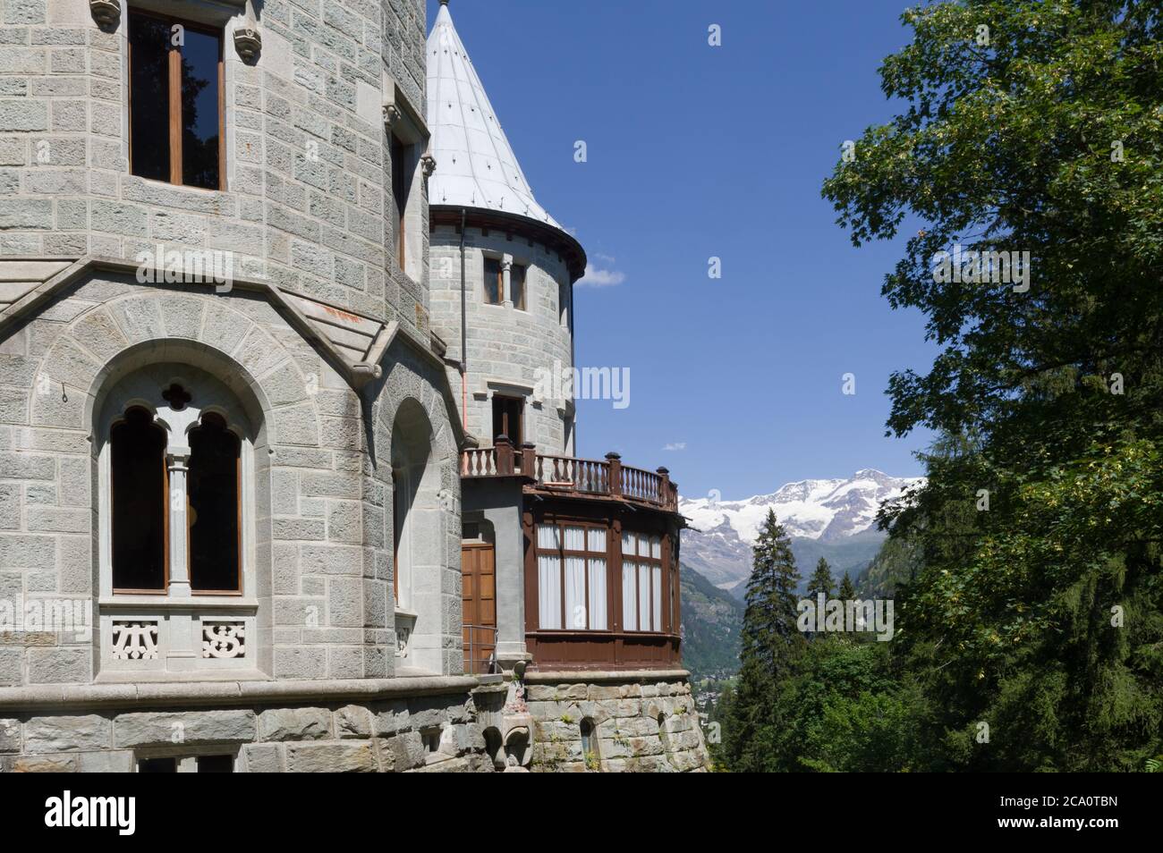 Gressoney-Saint-Jean, Italia (31 luglio 2020) - il Castello Savoia, costruito nel 1899-1904 per la regina margherita italiana, con Monte Rosa sullo sfondo Foto Stock