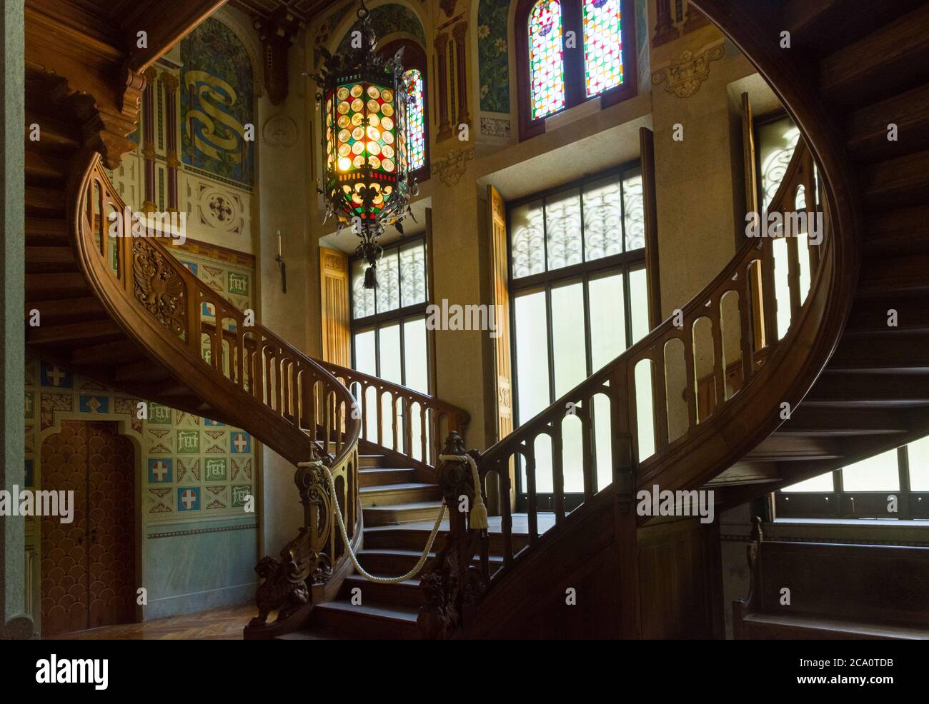Gressoney-Saint-Jean, Italia (31 luglio 2020) - la sala d'ingresso del castello Savoia (1904) con la bella doppia scala in legno Foto Stock