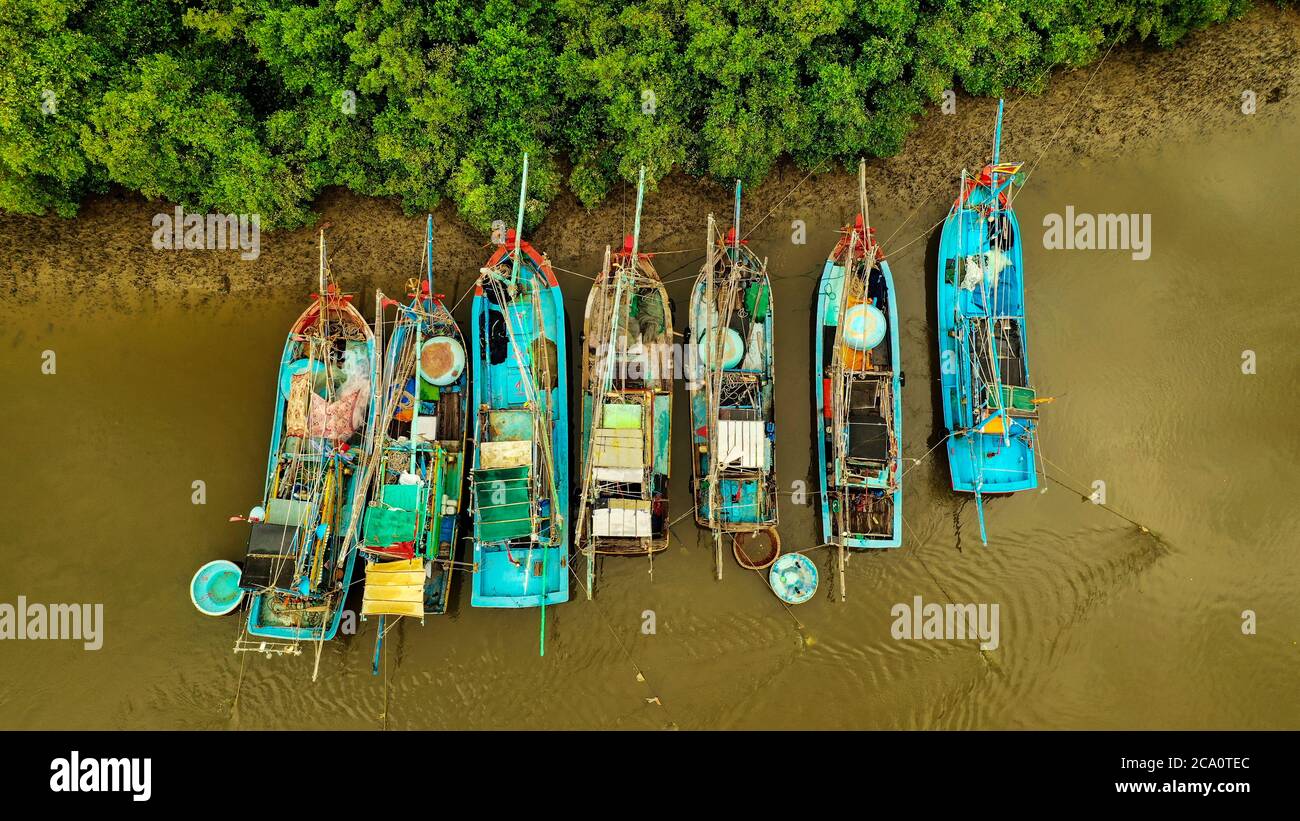 Colorate barche da pesca in legno sul fiume. Vista aerea o foto drone. Foto Stock