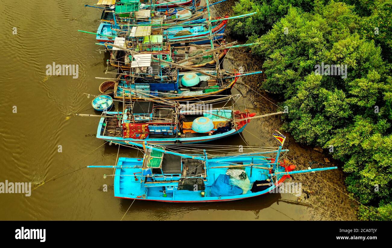 Colorate barche da pesca vietnamite in legno sul fiume. Foto aerea. Foto Stock