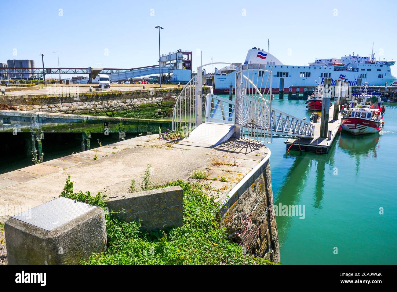 Traghetto e navi da pesca, porto di la Havre, le Havre, Senna Marittima, Normandia, Francia Foto Stock