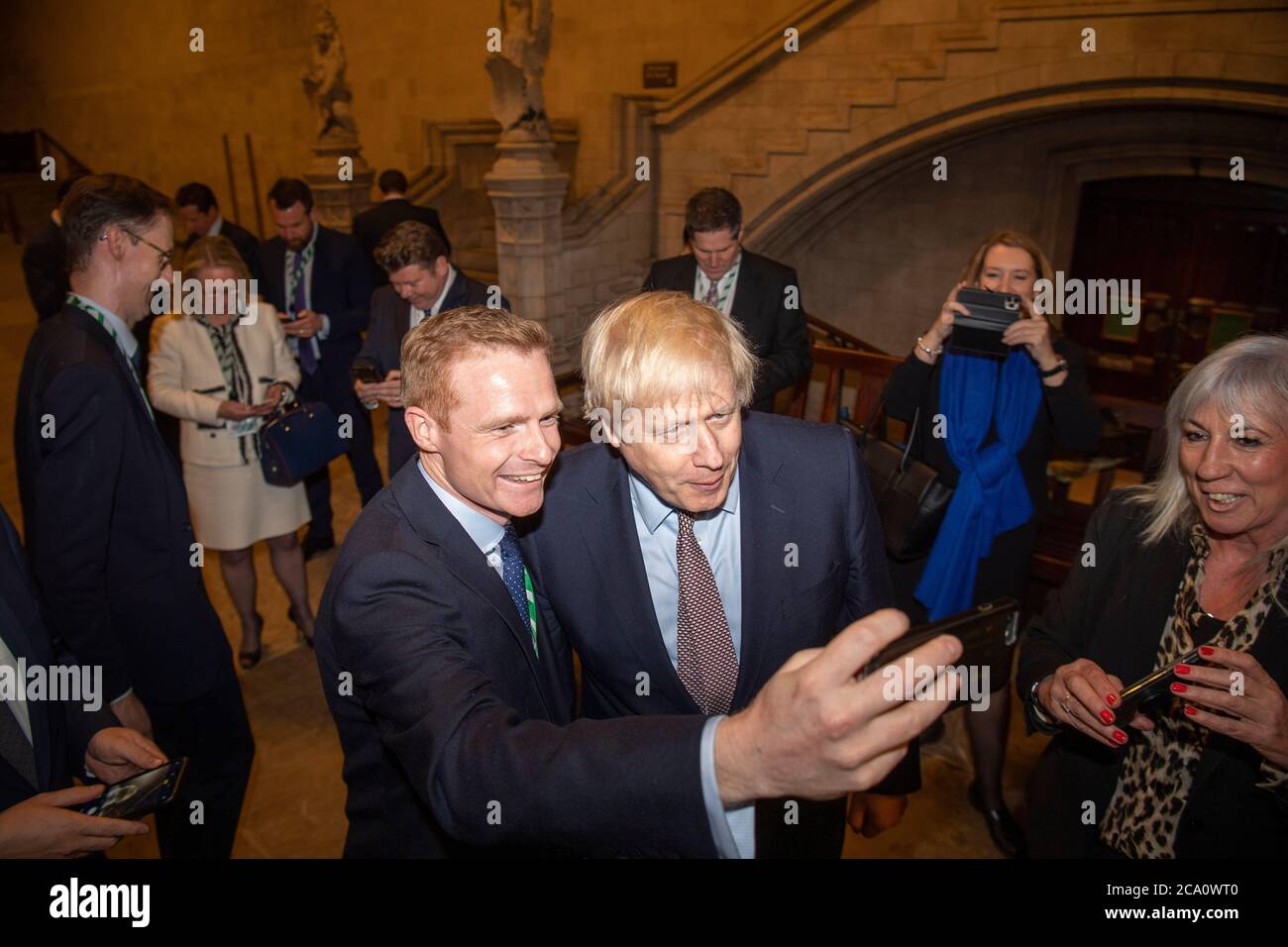 Il primo ministro britannico Boris Johnson incontra il suo nuovo deputato nella Westminster Hall nelle Camere del Parlamento Foto Stock