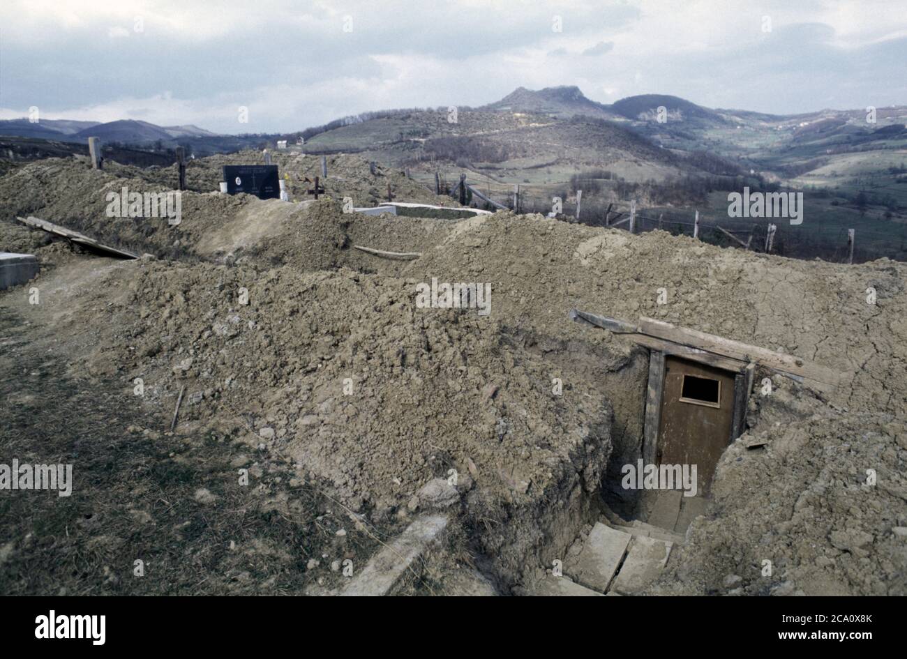 26 marzo 1994 durante la guerra in Bosnia: Le trincee croate bosniache segnano la prima linea in un piccolo cimitero vicino a Krčevine, a nord di Vitez. Foto Stock