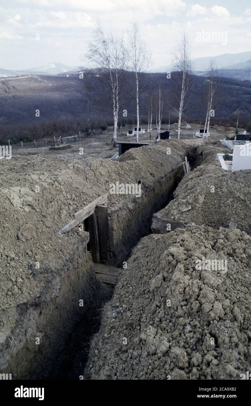 26 marzo 1994 durante la guerra in Bosnia: Le trincee croate bosniache segnano la prima linea in un piccolo cimitero vicino a Krčevine, a nord di Vitez. Foto Stock