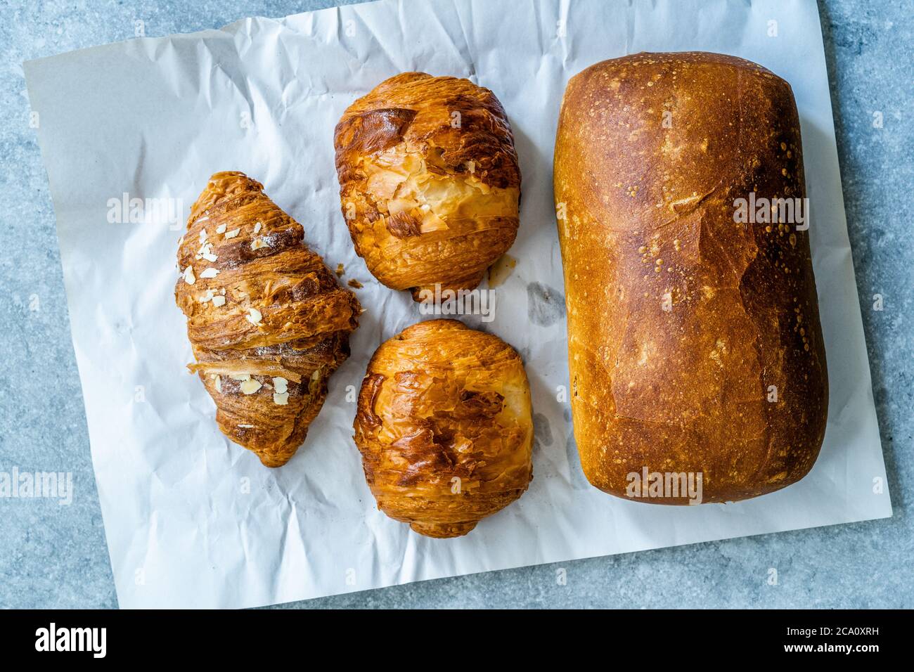 Deliziose focaccine di diversi tipi di pane croissant e Ciabatta. Pronto a mangiare. Foto Stock
