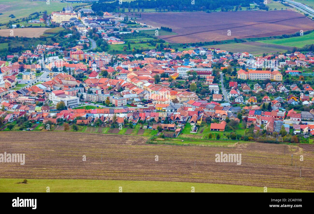 Veduta aerea della città di Spiske Podhradie, situata ai piedi della collina del Castello di Spiske nella regione di Presov. Slovacchia. Foto Stock
