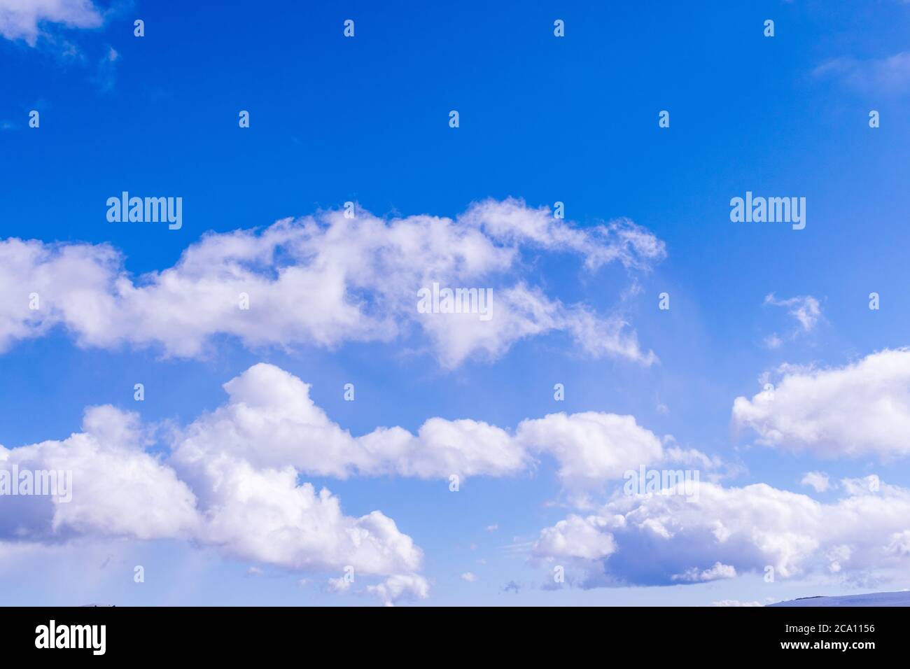 Belle nuvole bianche su un cielo blu soleggiato. Foto Stock