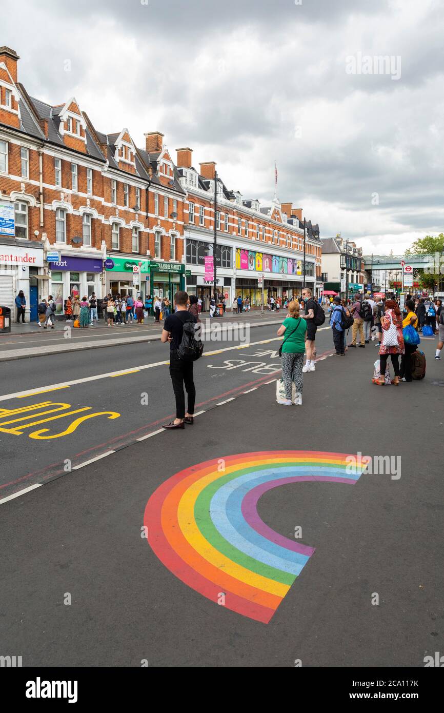 Dipinto arcobaleno sul marciapiede esteso di Brixton Road, Londra, 1 agosto 2020 Foto Stock