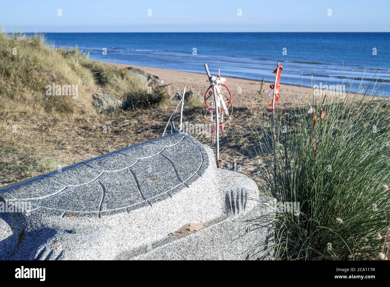 Dreamcatchers alla scultura di tartaruga di granito Scarlett, onorando tutti i soldati nativi americani che atterrarono su Omaha Beach, 6 giugno 1944, Normandia, Francia Foto Stock