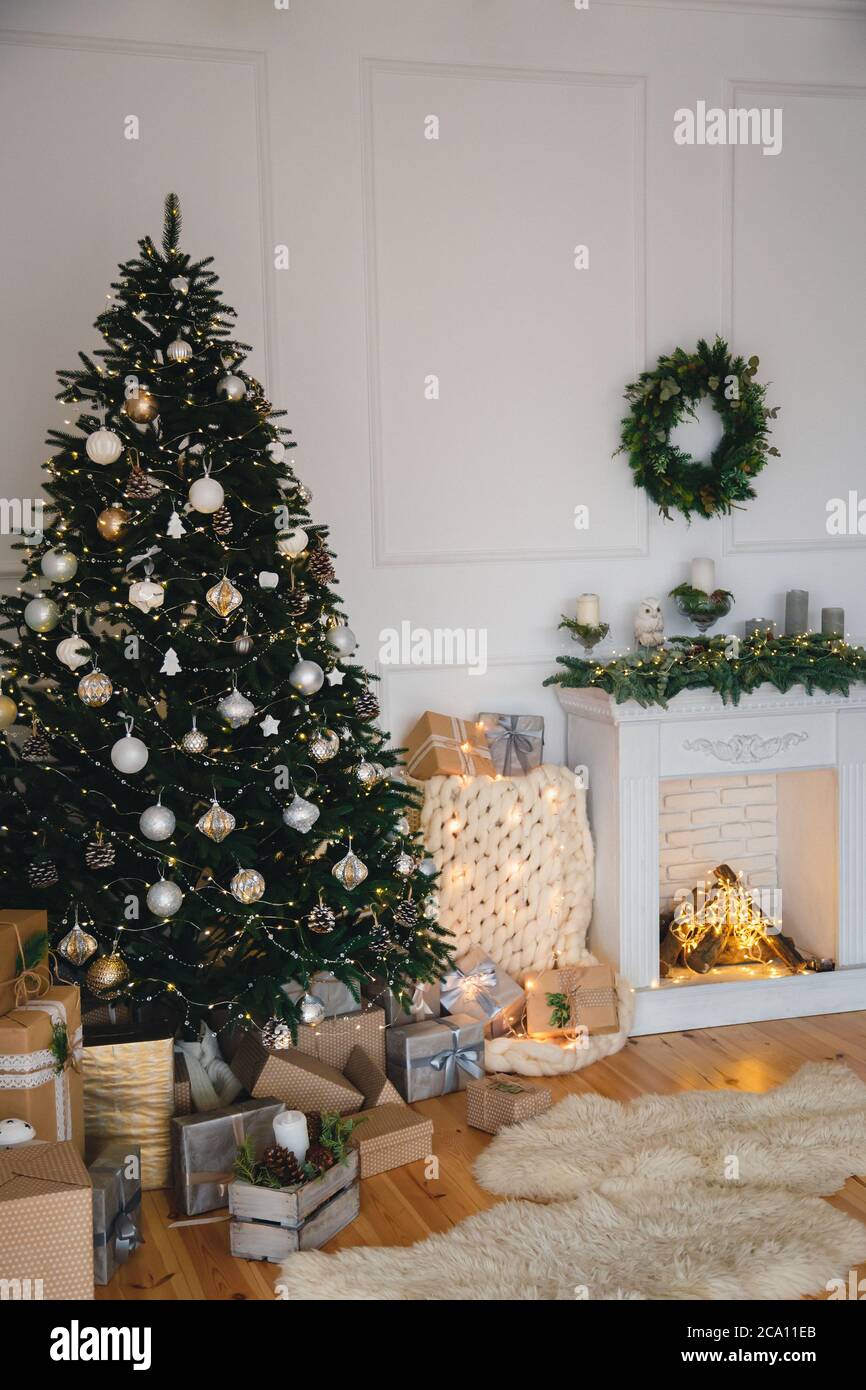 Loft stile moderno design camera decorata per vacanze invernali con  bellissimo albero di natale, regali e regali, camino. Concetto di Natale e  Capodanno Foto stock - Alamy