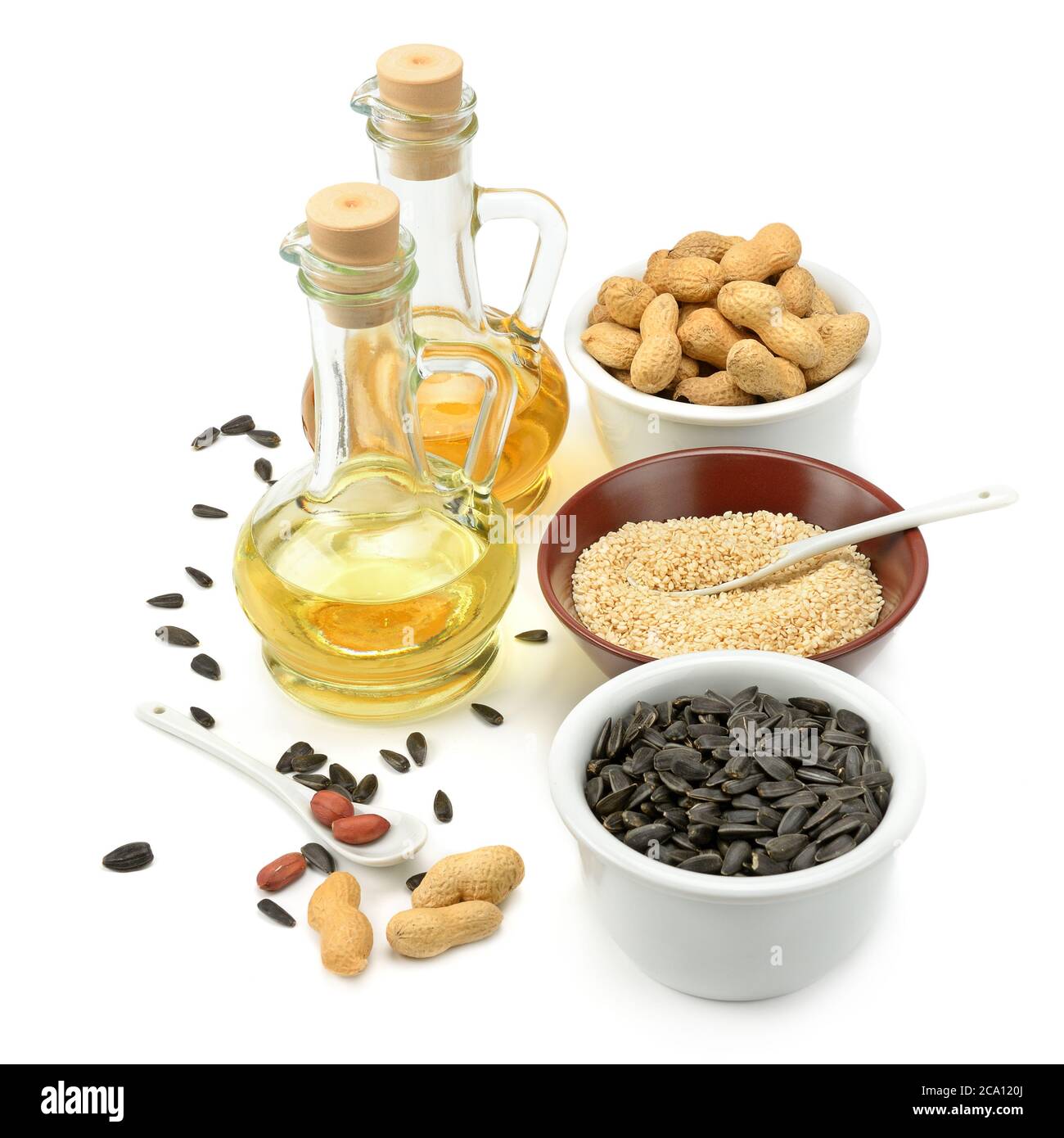 Semi di girasole, arachidi e olio isolati su sfondo bianco Foto Stock