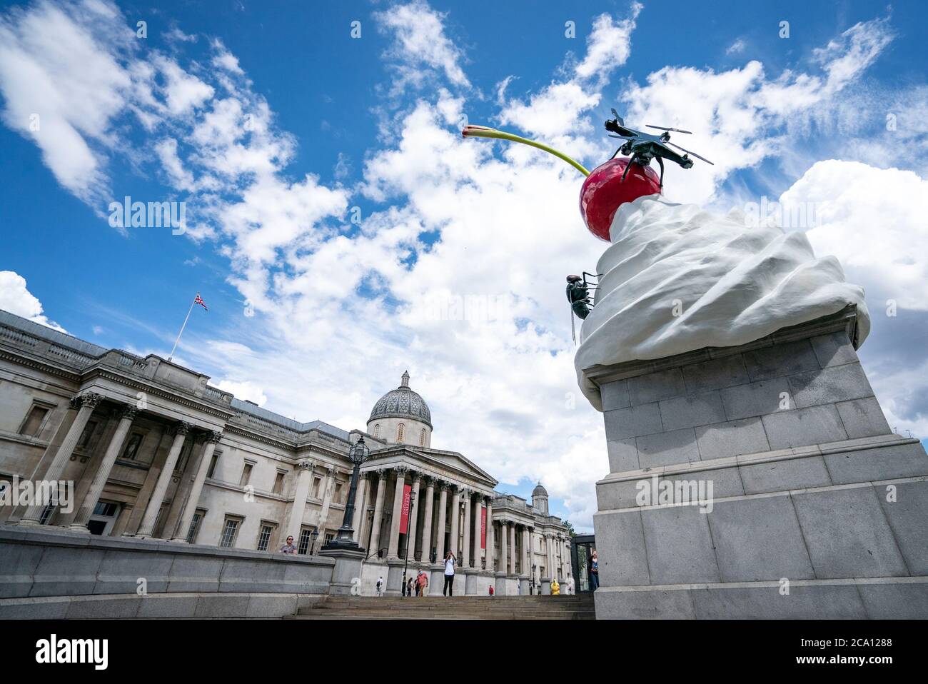 Trafalgar Square, Londra, Regno Unito. 3 agosto 2020. La scultura di crema da nightmarish ha intitolato la fine sormontata da una mosca e un drone svelato sulla quarta base di Trafalgar Square. Il disegno di Heather Phillipson rappresenta 'unease' ed è soprannominato 'un documento per hubris e imminente collasso' Foto di Andy Rowland. Credit: Prime Media Images/Alamy Live News Foto Stock