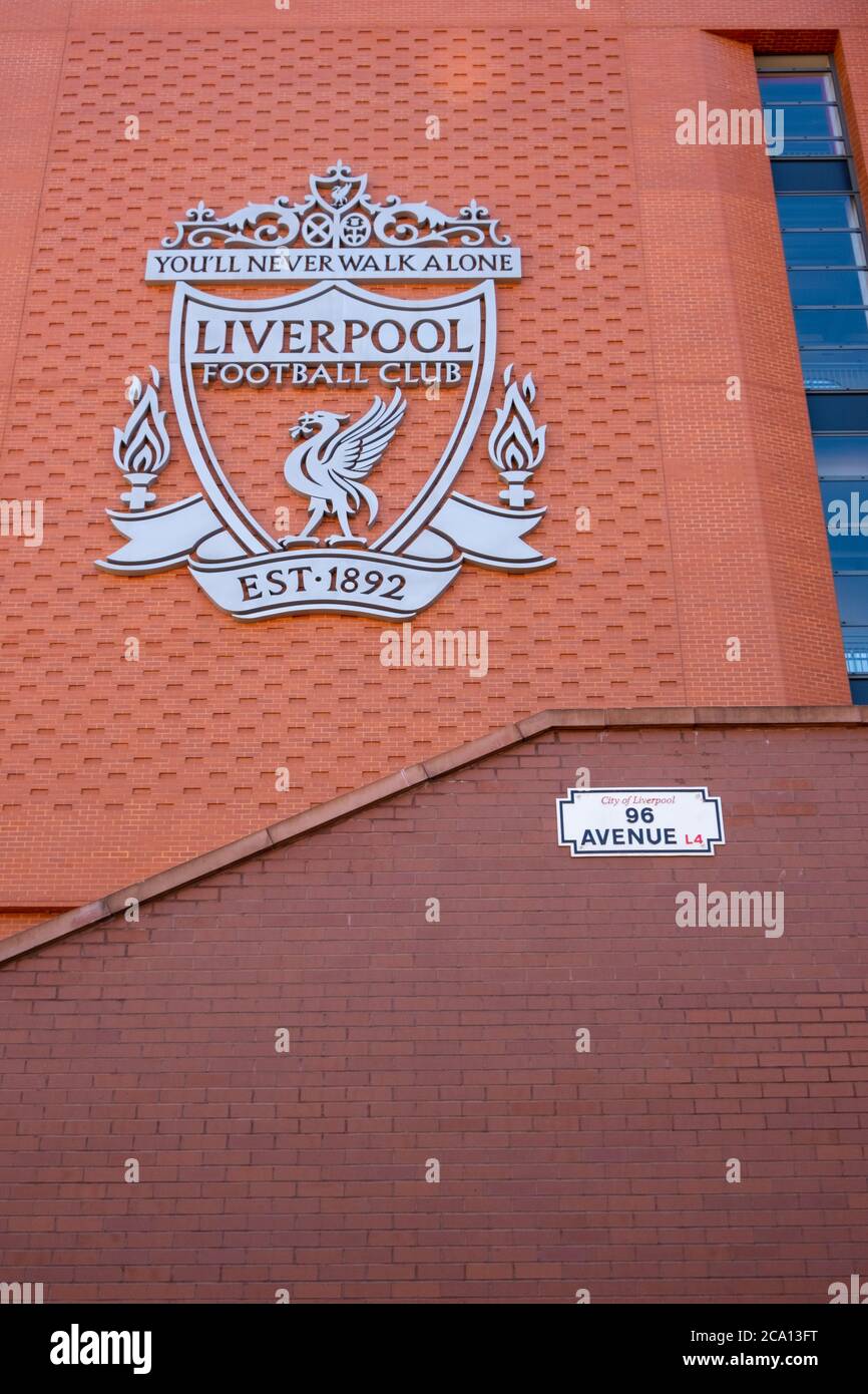 Crest del Liverpool Football Club sul Main Stand Anfield a Liverpool maggio 2020 Foto Stock