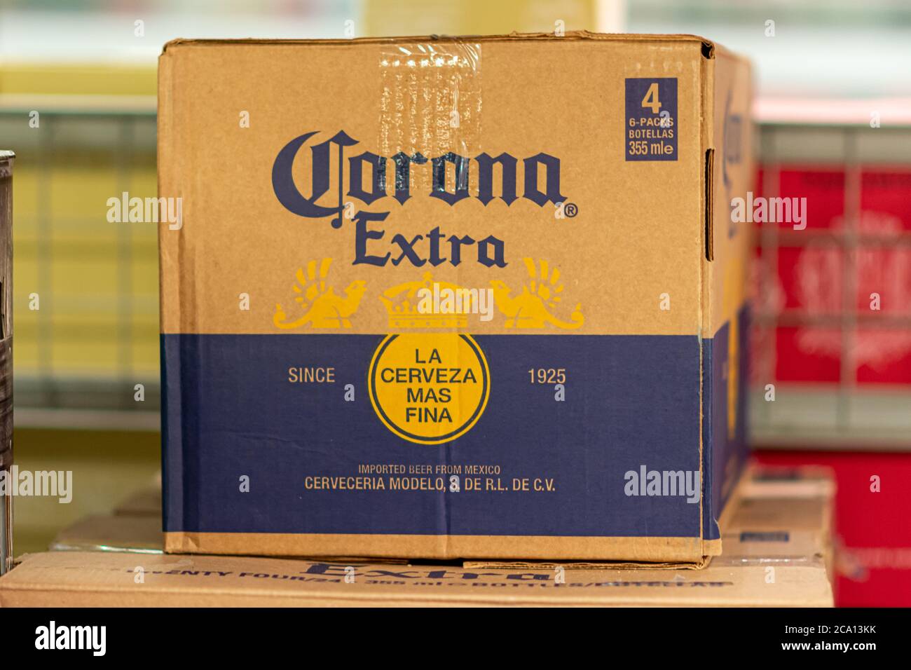 Copenhagen, Danimarca - 2 agosto 2020: Una scatola di birra chiara corona. Questa birra ha ottenuto vendite significativamente migliori in Scandinavia durante la pandemia del coronavirus Foto Stock