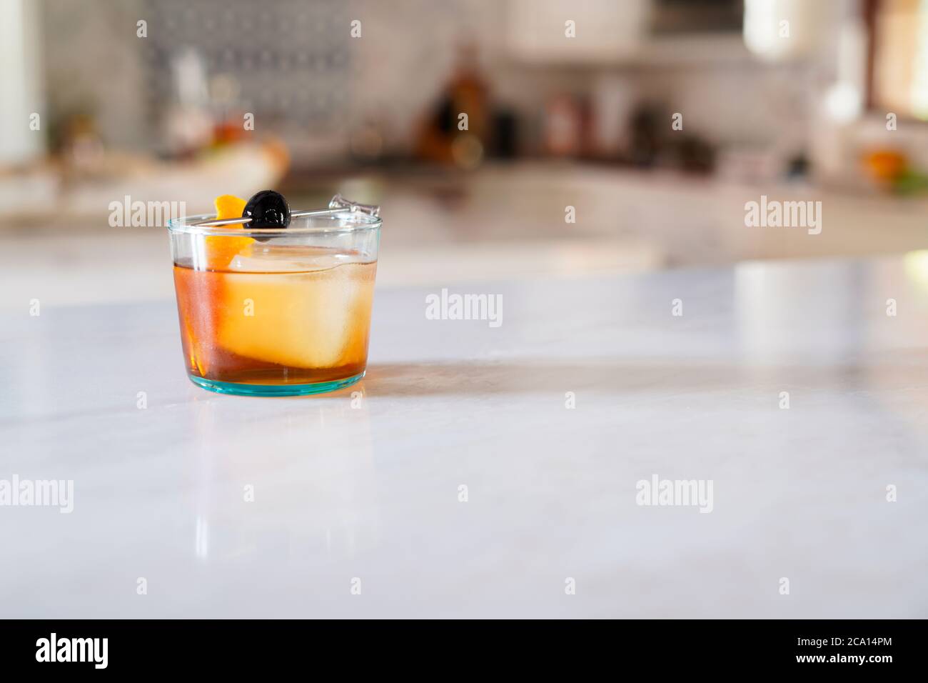 Cocktail vecchio stile in una moderna cucina in marmo 01 Foto Stock
